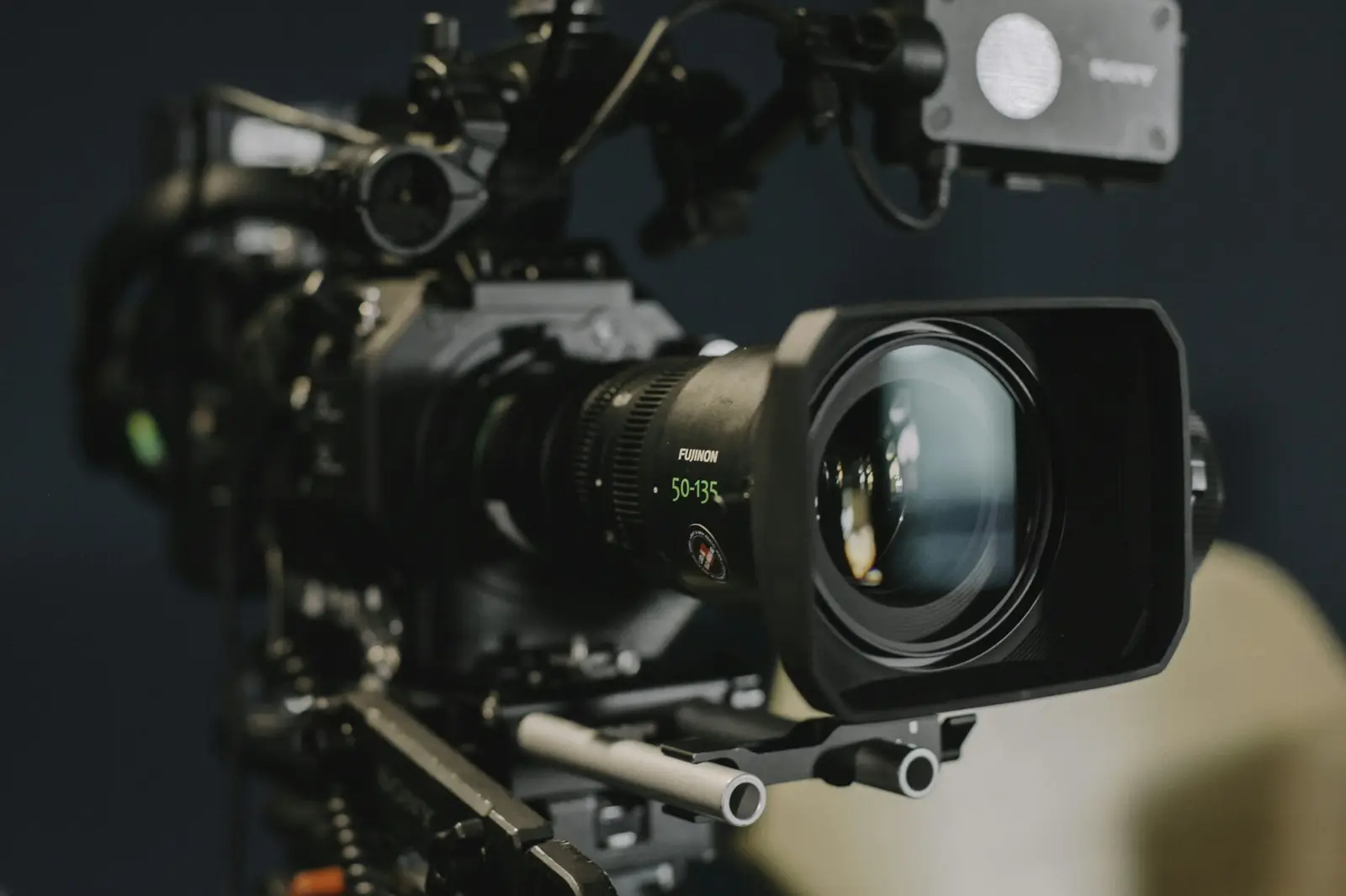 Cámara de cine profesional en un set de grabación