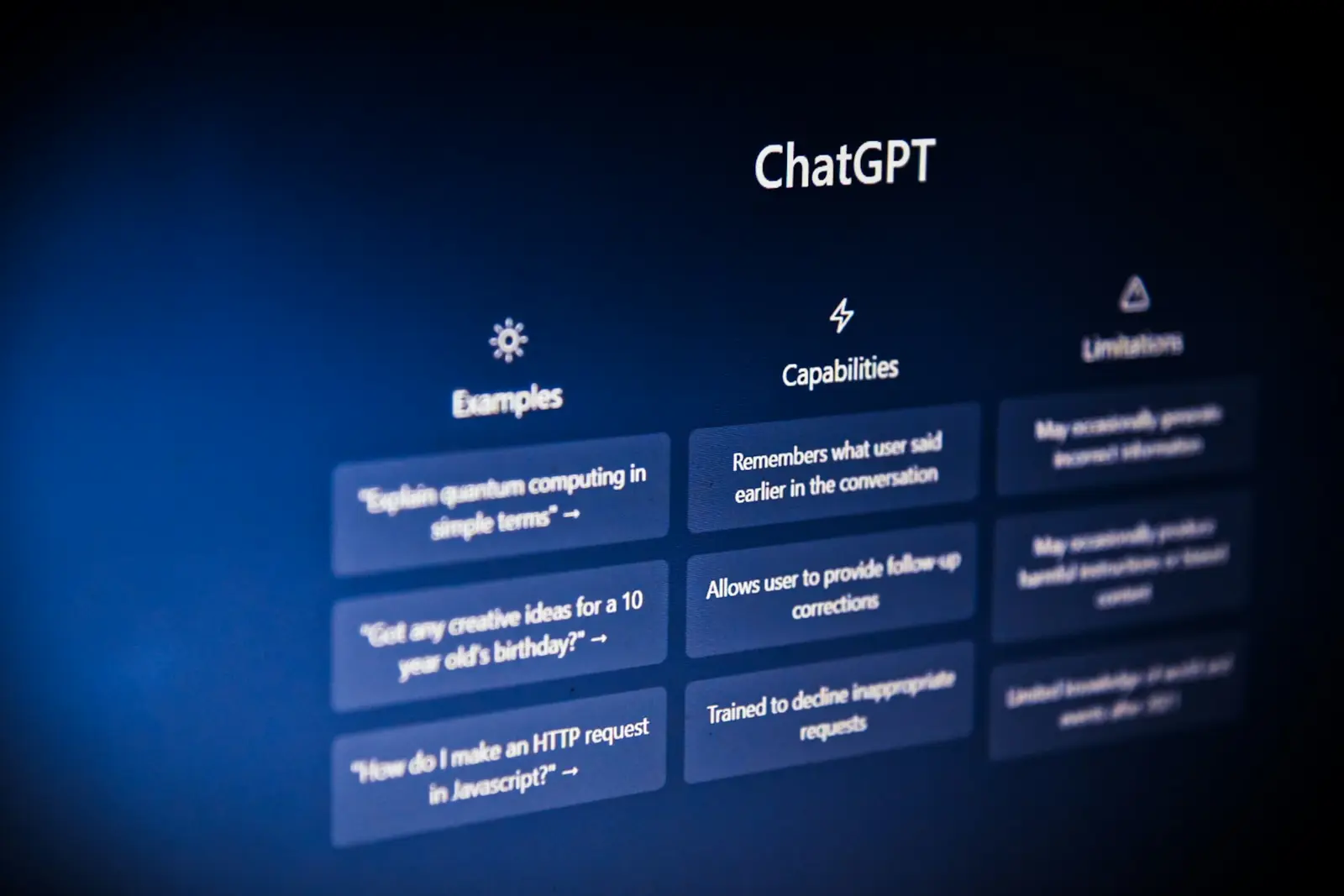 Pantalla de un asistente de inteligencia artificial con ejemplos de preguntas