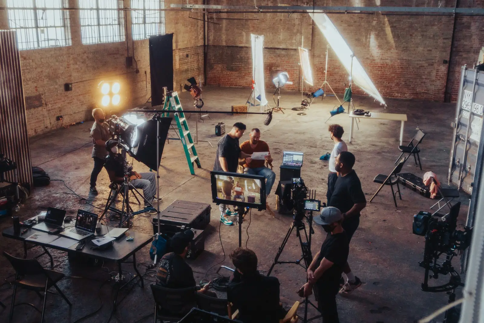 Equipo de producción grabando en un estudio con luces y cámaras