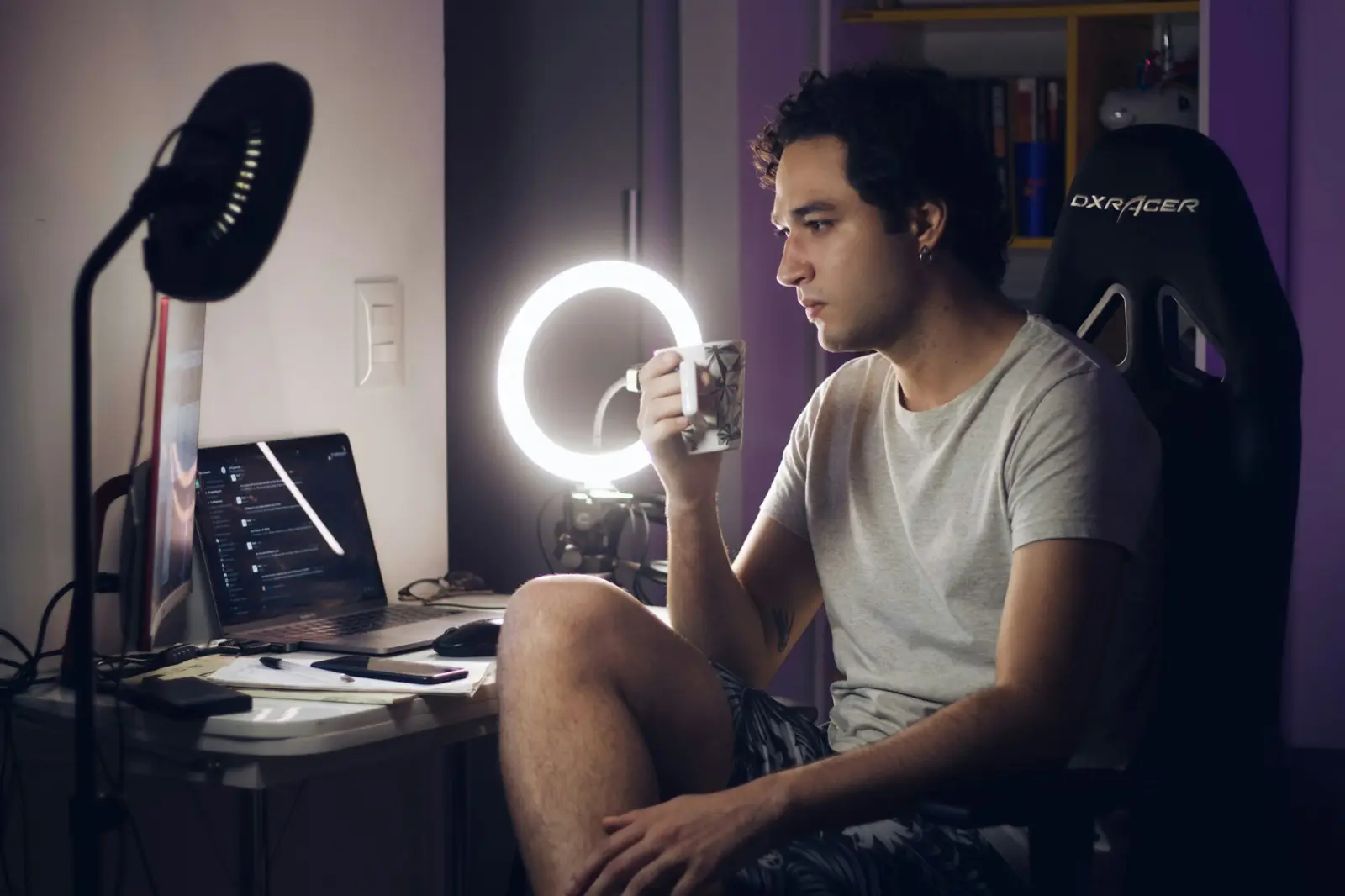 Creador de contenido grabando con un aro de luz frente a su computador
